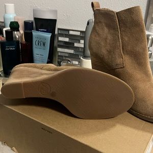 New WOT. Never worn . Great condition. No Box. Tan suede .super cute.